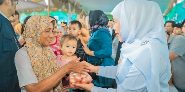 Gelar Pasar Murah di Kediri, Khofifah: Wujud Nyata Pemerintah Tingkatkan Daya Beli Masyarakat