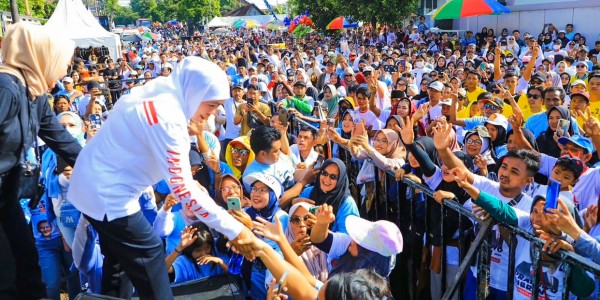 Jalan Sehat Bersama Masyarakat Banyuwangi, Khofifah: Bangun Persaudaraan di Tahun Politik