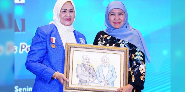 Gubernur Khofifah Terima Penghargaan Tokoh Wanita Inspiratif dari IWAPI
