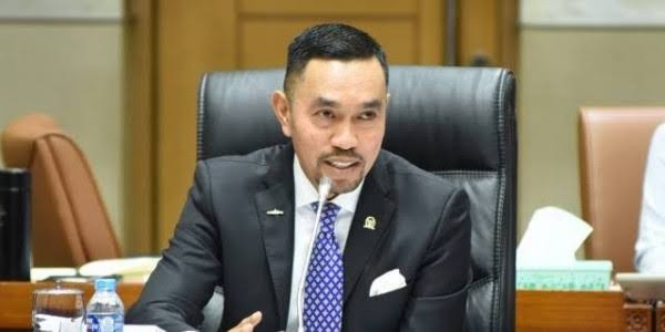 Sahroni Pertanyakan Heru Soal Tas Sembako Murah Berwarna Biru Muda