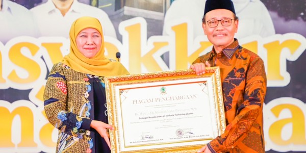 Terima Penghargaan Kepala Daerah Tarbaik dari MUI Jatim, Khofifah: Apresiasi adalah Amanah
