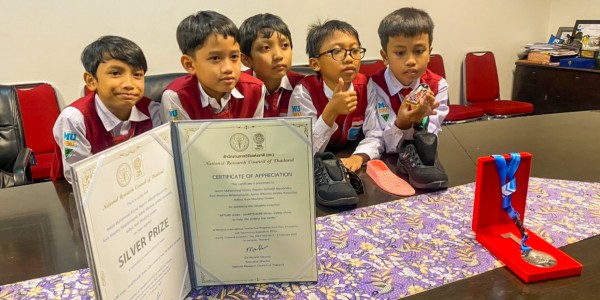 Gara-gara Inovasi Sepatu Ini, Siswa SD Mudipat Raih Silver Medal di Bangkok