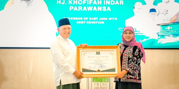 Raih Penghargaan dari PWNU Jatim, Khofifah: NU Punya Kekuatan Luar Biasa untuk Kemanusiaan
