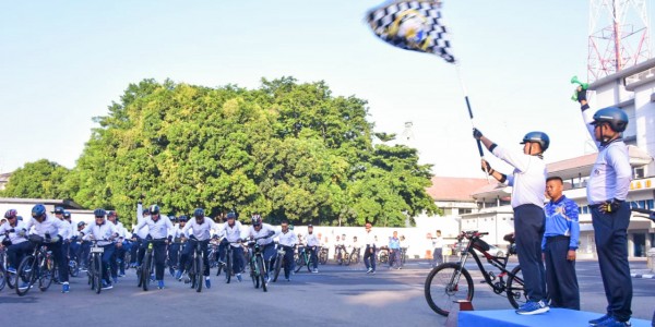 Dankodiklatal Fun Bike dan Baksos Bersama Pimpinan TNI AL Wilayah Surabaya