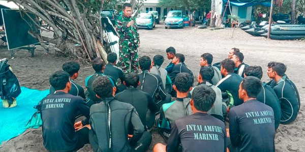 Dirdik Kodiklatal Tinjau Lattek Kelautan dan Intai Amfibi Siswa Diktaifib