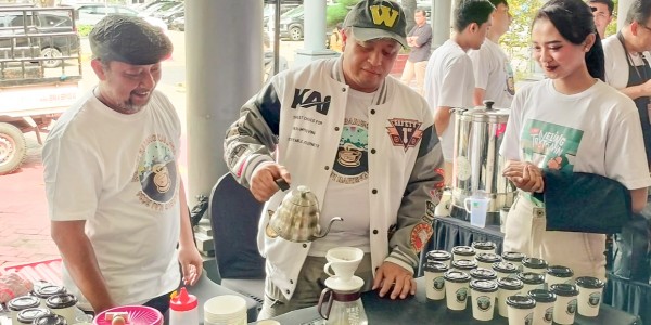 Puaskan Pecinta Kopi, KAI Daop 8 Surabaya Bagikan Ribuan Cup Kopi Gratis dan Diskon Tiket 20%