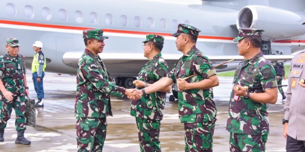 Dankodiklatal Sambut Kedatangan Panglima TNI di Jatim