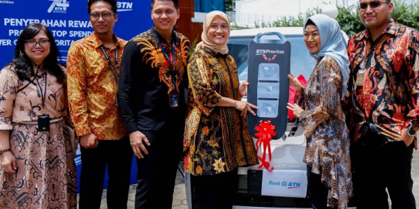 BTN Serahkan Hadiah Mobil dan Motor Listrik Kepada Pemenang Program Top Spender Kartu Debit BTN Prioritas