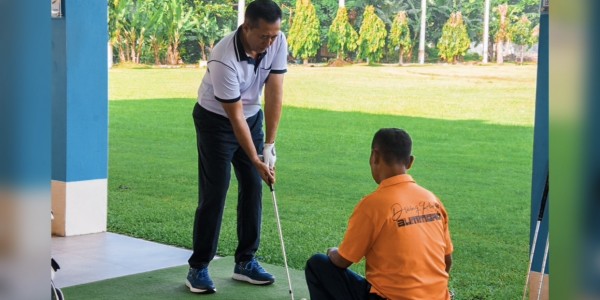 Bermain Golf, Cara Dankodiklatal Jaga Stamina Saat Berpuasa