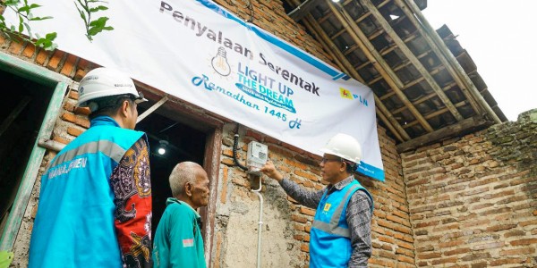 Berbagi Keberkahan Ramadan, PLN Sambung Listrik Gratis 1.000 Warga Tidak Mampu di Jatim