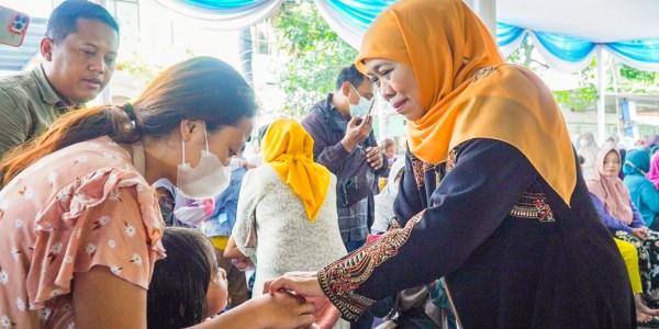 Ketum Muslimat NU Khofifah Gelar Pasar Murah untuk Masyarakat Wonocolo