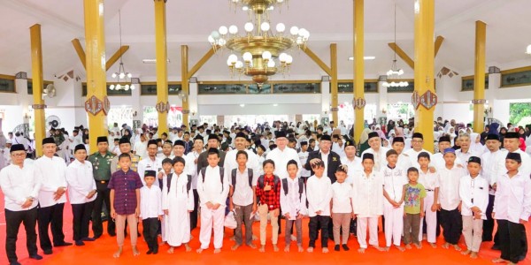 Safari Ramadan di Ngawi, Pj Sekdaprov Bobby Salurkan Santunan pada 1.000 Anak Yatim