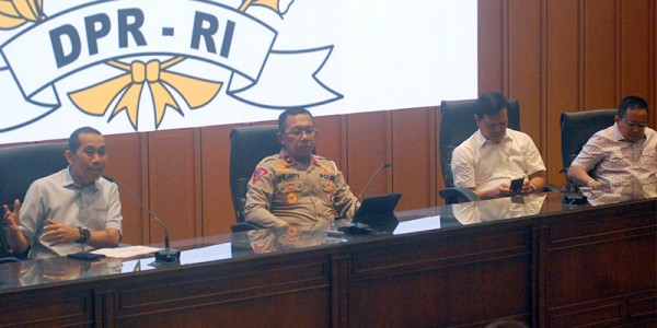 Dialektika Demokrasi DPR