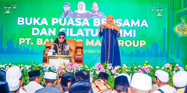 Silaturahmi dengan Ribuan Masyarakat Pamekasan, Khofifah: Pentingnya Kedermawanan Orang Kaya