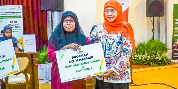 Khofifah Serahkan Zakat lewat Baznas Jatim, Insyallah Manfaat Barokah bagi Muzakki & Mustahiq
