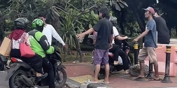 Jasa Naik Trotoar Bagi Pemotor Viral di Medsos, Dishub DKI Sebut Sudah Ditertibkan