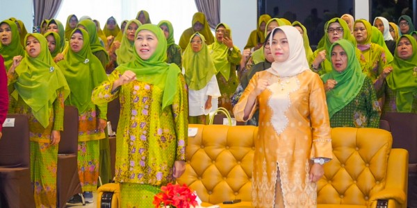 Khofifah Lantik Pengurus PW Muslimat NU Babel: Pentingnya Peran Ibu Bangun Ketahanan Keluarga