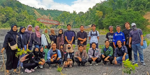 Bhakti Ramadhan Semeru 2024, Relawan ITS Santuni Anak Yatim di Lumajang