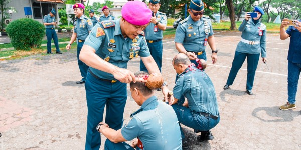 Senyum Bahagia Prajurit dan PNS Kodiklatal di Bulan April Naik Pangkat