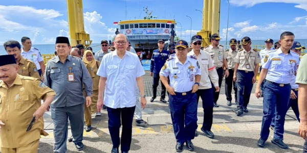 Pj Sekdaprov Bobby Berangkatkan Mudik Gratis Moda Kapal Laut Rute Jangkar - Pulau Raas
