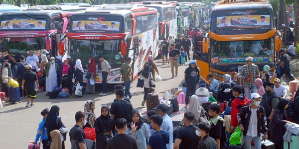 150  Unit Bus "Pulang Basamo "  Pemudik Diberangkan Dari Halaman DPR RI
