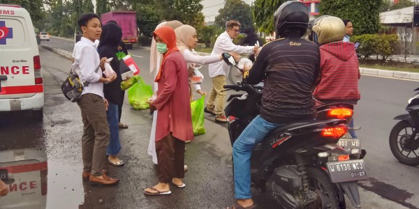 Di Penghujung Bulan Suci Ramadan, LSM MAKI Jatim Kembali Bagikan Ratusan Takjil Gratis