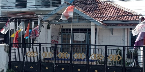 Miris, Bendera Merah Putih di Kantor Panwaslu Purwakarta Sudah Kusam dan Sobek