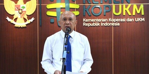 Teten Pastikan Tak Ada Kebijakan Batasi Jam Operasional Warung Rakyat