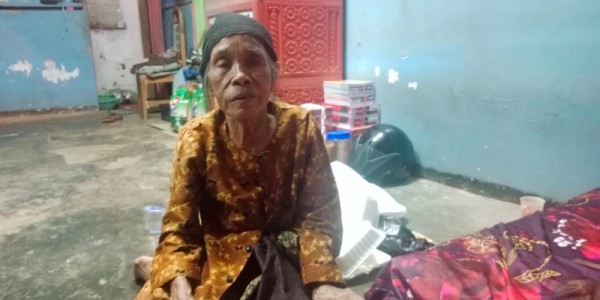 Dapat Bantuan Dari Kemensos, Lansia di Purwakarta Berharap Mensos Datang Langsung Lihat Kondisi Rumahnya