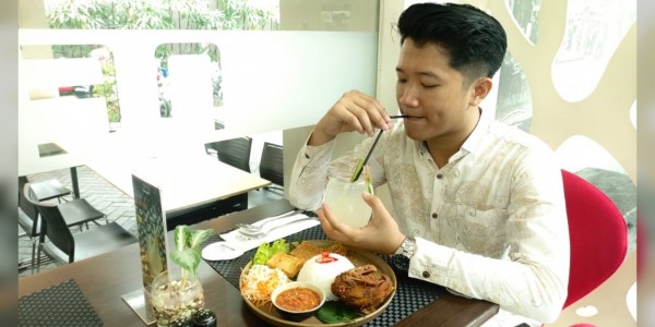 Sensasi Kenikmatan Ayam Goreng Kremes di Neo Gubeng Surabaya