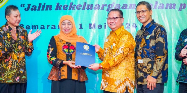 Jalan Pendidikan Menuju Indonesia Maju 2034’ ala Rektor Unair, Khofifah: IKA Unair Dukung Percepatan Indonesia Emas 2045