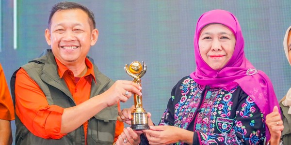 Terima Penghargaan Tokoh Pengembangan Industri Halal, Khofifah: Target Jatim jadi Pusat Industri Halal Indonesia