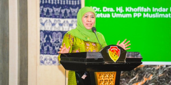 Khofifah Kukuhkan Bunda Asuh NTT, Wujud Komitmen Muslimat NU untuk Indonesia Emas 2045