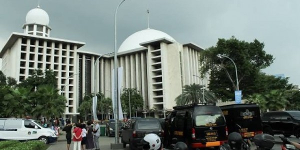 Parkir Mobil Dipatok Tarif Rp150 Ribu ke Jemaah Masjid Istiqlal, Netizen: Berengsek Sekali