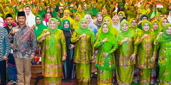 Khofifah Kukuhkan Muslimat NU Bunda Asuh Peduli Stunting Wilayah Kepulauan Riau