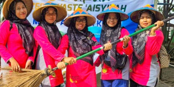 Sambut Milad ke-107 Aisyiyah, Ibu-ibu PDA Ajak Hidup Bersih dari Sampah