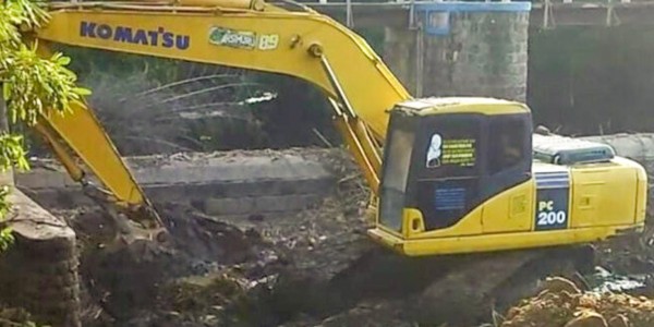 Aram Bambu Sumbat DAM Cokromenggalan, Alat Berat Turun Tangan