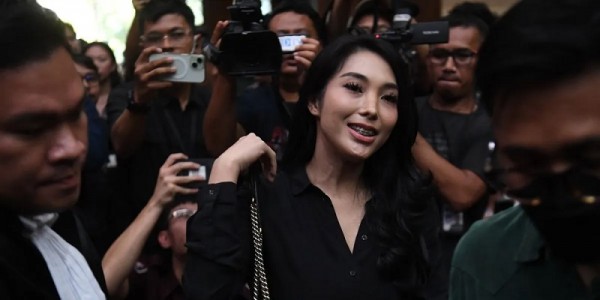​​​​​​SYL Belikan Pedangdut Nayunda Nabila Tas Balenciaga, Cincin, Hingga Kalung Emas