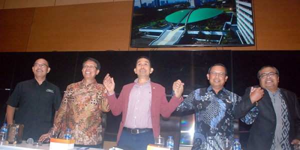 Dialektika Demokrasi dengan tema