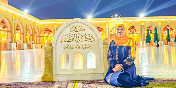 Muhibah Khofifah di Iraq, Dirikan Salat di Masjid Kufah, ‘Taman Surga’ Tempat Singgahnya Nabi Adam