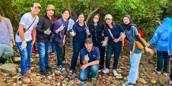 Bersatu untuk Alam, Mercure Surabaya Grand Mirama Bersih-bersih di Mangrove Tambak Wedi