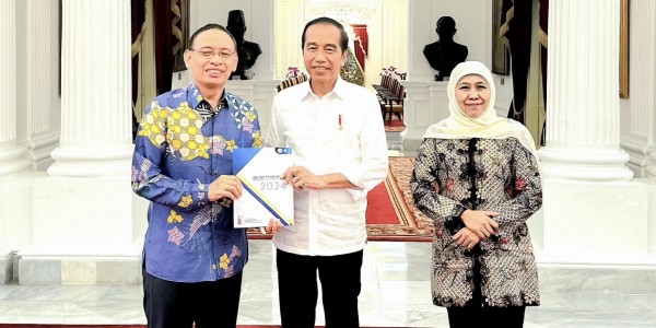 Bertemu Presiden Jokowi, Khofifah dan Rektor Unair Serahkan Konsep untuk Indonesia Maju 2034