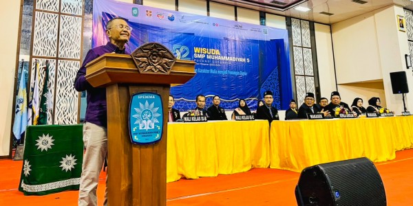 Dahlan Iskan Dorong Student Exchange pada 199 Wisudawan SMP Muhammadiyah 5 Surabaya