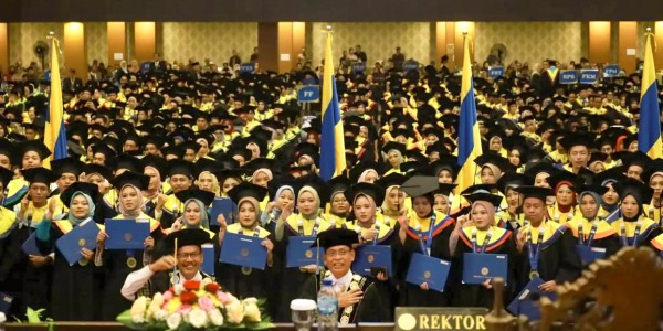 UNAIR Resmi Mewisuda 160 Penerima Beasiswa
