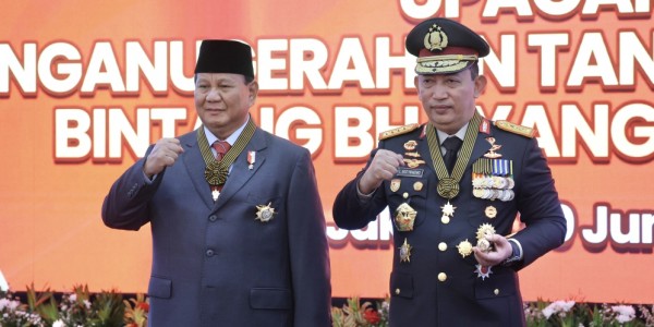 Prabowo Terima Penghargaan Tanda Kehormatan Bintang Bhayangkara Utama Polri