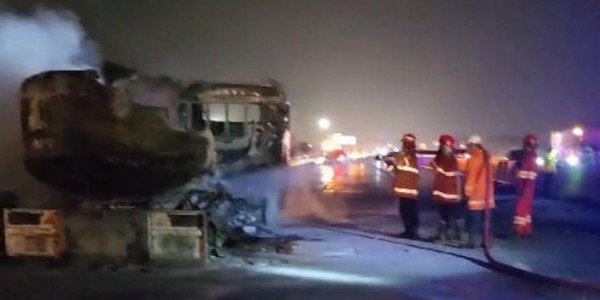 Damkar, Jasamarga dan Pertamina Patra Niaga Sigap Padamkan Kebakaran Mobil Tangki di Tol