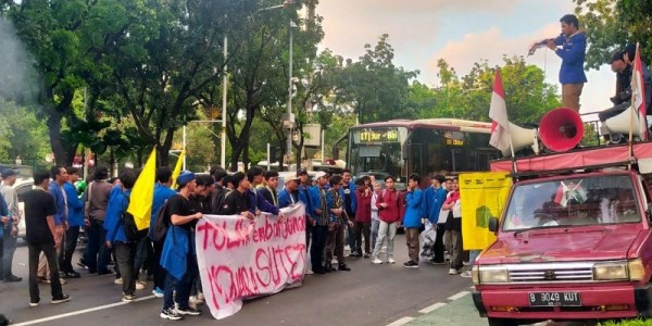 Tolak Pembangunan Sutet di Jakut dan Jaktim, Demo PMII DKI di Balai Kota Diwarnai Kericuhan 