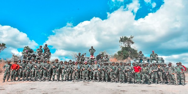 Danpusdikkav Kodiklatal Sematkan Brevet Kavaleri Marinir kepada Antap dan Siswa Pusdikkav