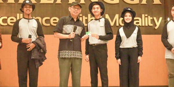 Rektor UNAIR Ajak Mahasiswa KKN Berkomitmen Entaskan Kemiskinan di Indonesia
