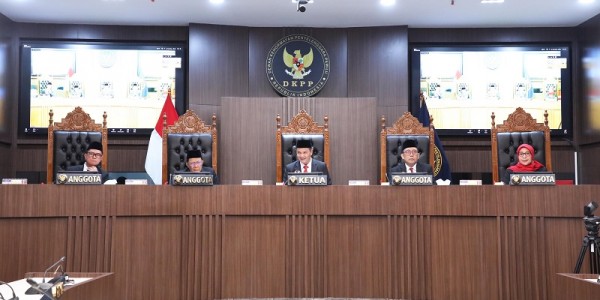 DKPP Pecat Ketua KPU RI Akibat Tindak Asusila Kepada PPLN Deen Hag